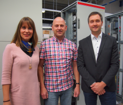 Thomas Nickel (rechts im Bild), Eckart Schulz (Mitte) und Anne Wilde (links) bei der Fa. Actemium