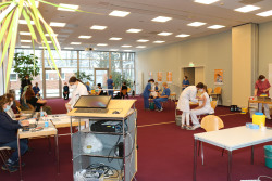 Auftaktimpfen im Klinikum Südstadt, der Hörsaal wurde kurzerhand zum Impfzentrum mit fünf Spritzstationen umfunktioniert.