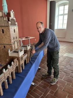 Modellbauer Dietmar Helms beim Aufbau der Ausstellung.