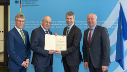 Steffen Bilger (2. v. r.) übergibt Roland Methling (2. v.l.) im Beisein von Eckhardt Rehberg (rechts) und Ralph Müller (links) den Zuwendungsbescheid.