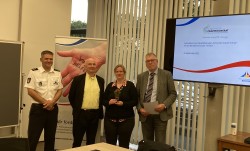 Polizeidirektor Achim Segebarth und Hans-Joachim Engster gratulieren im Namen des Kommunalen Präventionsrates Schulsozialarbeiterin Kerstin Brune und Schulleiter Holger Verchow der Beruflichen Schule Technik zum Qualitätssiegel „Sicherheit macht Schule“ (v.l.n.r.)