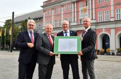 Übergabe der BUGA 2025-Bestätigung: Jochen Sandner, Minister Dr. Till Backhaus, Oberbürgermeister Roland Methling und Staatssekretär Dr. Stefan Rudolph (v.l.n.r.)