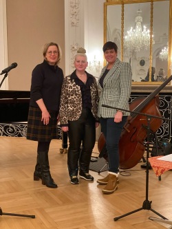Senatorin Dr. Ute Fischer-Gäde, Jana Röper und Oberbürgermeisterin Eva-Maria Kröger im Barocksaal.