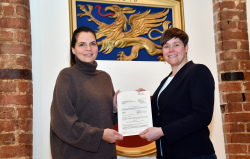 Wirtschaftsstaatssekretärin Ines Jesse übergibt einen Zuwendungsbescheid für eine Machbarkeitsstudie für ein Innovations- und Technologiezentrum Unterwassertechnik an Oberbürgermeisterin Eva-Maria Kröger.