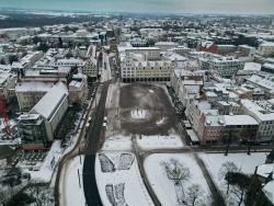 Aktuell ist der Neue Markt weiß, doch ab Ostern wird er begrünt – zunächst wird er temporär bepflanzt. 
