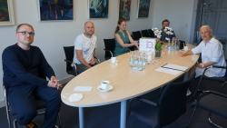 Vertreterinnen und Vertreter der Initiatoren des Bürgerbegehrens zur Verbesserung des Personalschlüssels in den Rostocker Kinderkrippen übergeben die Unterschriftenlisten an Regine Lück, Präsidentin der Bürgerschaft.