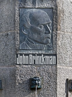 Anne Sewcz: Porträtrelief von John Brinckman