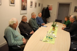 Mathias Vieth von der NABU-Fachgruppe Ornithologie und Maria John, Vorsitzende des NABU Mittleres Mecklenburg, im Gespräch mit Bürgerschaftspräsident Dr. Wolfgang Nitzsche.