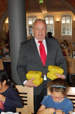 Minister Dr. Backhaus präsentiert die Bio-Brot-Box 2018