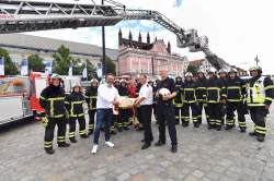 OB Claus Ruhe Madsen gratuliert der Rostocker Berufsfeuerwehr zu ihrem 112. Geburtstag.