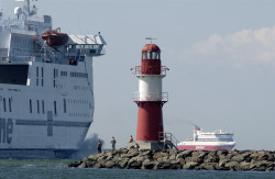 Ostmole, Fährschiff beim Auslaufen