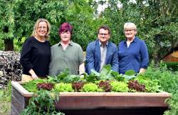 Senatorin Dr. Ute Fischer-Gäde, Senatorin, Susann May und Robert Kröger, Verband der Gartenfreunde e.V. Hansestadt Rostock e.V., Amtsleiterin Renate Behrmann (v.l.n.r.) 