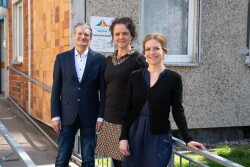 Dr. Gernot Rücker Universitätsmedizin Rostock), Dr. Anja Börner (Gesundheitsamt Rostock), und Dr. Anja Gummesson (Universitätsmedizin Rostock) vor dem Rostocker Gesundheitsamt in der Paulstraße 