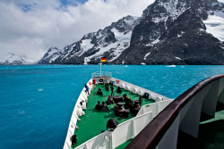 Schiff im Drygalski Fjord