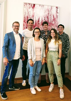 v.l.n.r: Andreas Meindl (Caritas-Regionalleiter), Andreas Raelert (Triatlet), Yvonne Kaiser (stellv. Caritas-Regionalleiterin), Oberbürgermeisterin Eva-Maria Kröger, Michelle Ax (Ehrenamtskoordinatorin), Petra Kröger (Behindertenbeauftragte)