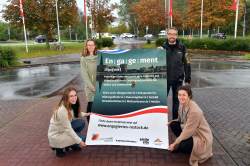 Lisa Radl, Quartiersmanagerin Lichtenhagen; Anne Hammer, Sachbearbeiterin Vereine und Ehrenamt im Amt für Sport, Vereine und Ehrenamt; Tobias Pollee, Ehrenamtskoordinator des DRK, und Melissa Herfort von der MitMachZentrale präsentieren das Aktionsplakat.