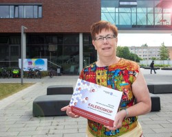 Dr. Gisela Boeck präsentiert stolz die Festschrift der Mathematisch-Naturwissenschaftlichen Fakultät (MNF) zum 600-Jährigen Uni-Jubiläum