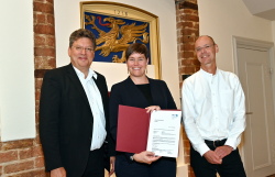 Wirtschaftsminister Reinhard Meyer hat am Mittwoch (09.08.) einen Fördermittelbescheid an die Stadt Rostock übergeben.