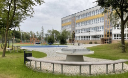 Außenanlagen der Hundertwasser-Gesamtschule, Sternberger Straße 10 (Lichtenhagen).