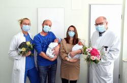 Wieder zusammen und sehr glücklich – Nadine und Robert Wenzel mit den Zwillingen Enja Malin und Noah Jan sowie Oberärztin Dr. Ellen Mann (li.) und Chefarzt PD Dr. Dirk M. Olbertz (re.)