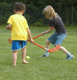 Hockey spielende Jungs