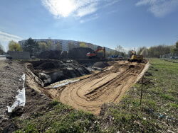 Baustelle für den neuen Hort „Warnowschipper“ im Stephan-Jantzen-Ring (Rostock-Schmarl) mit Blick auf die Baugrube für den zweigeschossigen Gebäudeteil