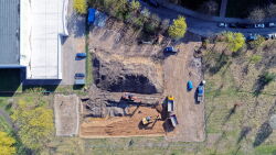 Baustelle für den neuen Hort „Warnowschipper“ im Stephan-Jantzen-Ring (Rostock-Schmarl) mit Blick auf die Baugrube für den zweigeschossigen Gebäudeteil