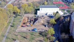 Baustelle für den neuen Hort „Warnowschipper“ im Stephan-Jantzen-Ring (Rostock-Schmarl) mit Blick auf die Baugrube für den zweigeschossigen Gebäudeteil