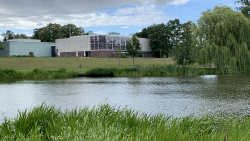 Am Schwanenteich mit Kunsthalle.