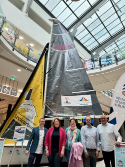 Inklusives Segelboot auf Namenssuche im EKZ Warnowpark: Andreas Meindl, Anika Leese, Petra Kröger, Jan Giese, Frank Middendorf (v.l.n.r.)
