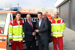 Notarztfahrzeug startet nun in Lütten Klein, v.l.n.r.: Dr. med. Björn Glasenapp (diensthabender Notarzt), Senator Dr. Chris Müller-von Wrycz Rekowski,  Jürgen Richter (Vorstandsvorsitzender DRK Kreisverband Rostock), Wilfried Kelch (Präsident DRK Kreisverband Rostock), Dr. med. Uwe Steffen (Ärztlicher Leiter des Rettungsdienstes)
