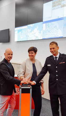Dr. Chris von Wrycz Rekowski, Eva-Maria Kröger und Michael Allwardt nehmen die neue Leitstelle in Betrieb.