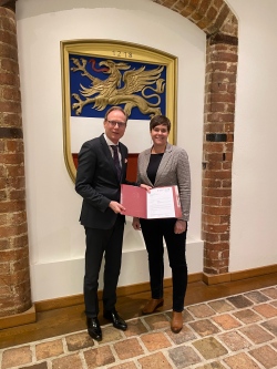 Oberbürgermeisterin Eva-Maria Kröger und Staatssekretär Jochen Schulte.