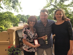 Ehrenpreisträgerin Angelika Reichelt mit Laudator Sebastian Krumbiegel und KPR-Koordinatorin Marlen Schmidt.