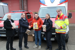 Übergabe der 112 Teddybären mit Steffen Deußfeld (Botschafter der Deutschen Teddy Stiftung), BOA Ralf Gesk (kommissarischer Leiter des Brandschutz- und Rettungsamtes), Luis Teichmann (Spender der 112 Teddybären), BOI Christin Wascher (Öffentlichkeitsarbeit Feuerwehr Rostock) und Eyk Jedamzik (Aus- und Fortbildung Rettungsdienst Rostock) (v.l.n.r)