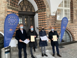 Unterzeichnung eines Zuwendungsvertrages zur Erschließung von neuer Breitbandinfrastruktur in bisher unterversorgten Ausbaugebieten im gesamten Stadtgebiet Rostock (v.l.n.r. Oliver Brünnich, Claus Ruhe Madsen, Ute Römer, Dr. Chris Müller-von Wrycz Rekowski)
