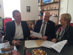 Bürgermeisterin Susanne Strübing, Oberbürgermeister Roland Methling und Michael Achtenhagen (v.r.n.l.) bei der Vertragsunterzeichnung im Rostocker Rathaus.