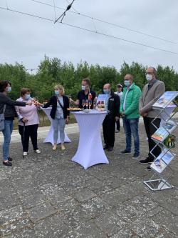 Gäste des Premierenhalts des UEX 1878 in Rostock-Kassebohm werden von Katrin Hackbarth (TMV), Senator Holger Matthäus, Niko Maedge (Train4you GmbH), Tourismusdirektor Matthias Fromm und Peter Stein (MdB) begrüßt.
