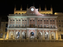 Angestrahltes Rathaus bei Nacht.