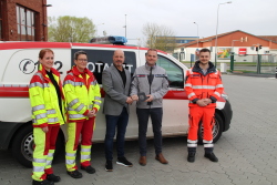 Dr. med. Dipl. Inf. Steffi Falk, Dr. med. Claudia Scheltz, Dr. Chris von Wrycz Rekowski, Dominic Fricke und Maximilian Thiel vor der Feuerwehrwache 3 in Rostock