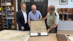 Senator Holger Matthäus, Stadtarchiv-Direktor Dr. Karsten Schröder und Stadtforstamtsleiter Jörg Harmuth mit der Waldkaufurkunde von 1252.