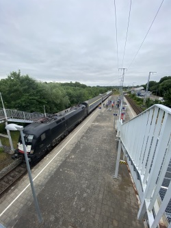 Einfahrt des UrlaubsExpress UEX 1878 am 3. Juli 2021 in Kassebohm.