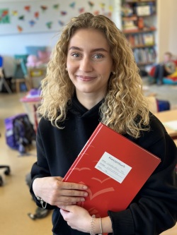 Mia Höfer leistet derzeit einen Bundesfreiwilligendienst an der Paul Friedrich Scheel Schule in Rostock. 