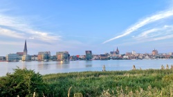 Blick vom Gehlsdorfer Ufer auf die Skyline von Rostock