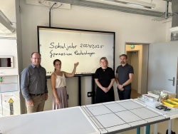 Senator Steffen Bockhahn; Janet Lehmann-Weidel, Schulleiterin des Gymnasiums Reutershagen; Elke Watzema, Leiterin des Schulverwaltungsamtes; und Nils Sommer, Technischer Leiter im Eigenbetrieb Kommunale Objektbewirtschaftung und -Entwicklung (v.l.n.r.)