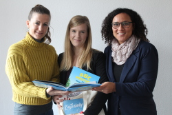 Bücherübergabe mit Franziska Nagorny, Marie Hagen und Juliane Dieckmann (v.l.).