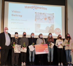 Hans-Goerg Lambertz gratuliert den Schülerinnen und Schülern des Sozialkunde-Kurses 12.2