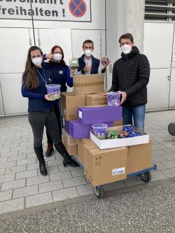 Schokolade fürs Impfzentrum - v.l.n.r.: Franziska Nagorny (organisatorische Leiterin), Mandy Cronsfoth (IT-Betreuerin), Andreas Portugal (leitender Apotheker) und Guido Zöllick (Hoteldirektor Hotel Neptun).