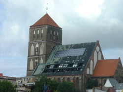 Nikolaikirche mit Fotovoltaikanlage auf dem Dach