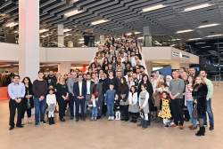 Gruppenbild mit Oberbürgermeisterin Eva-Maria Kröger beim Empfang für die Neubürgerinnen und Neubürger am 2. Februar 2023 in der StadtHalle Rostock.